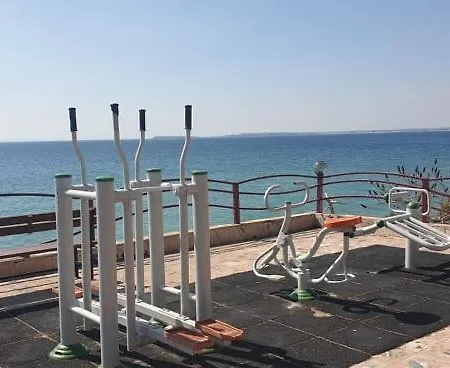 Stunning 1 Bedroom Apartment With Private Beach Apartment *